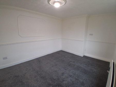 3 bedroom end of terrace house to rent - Photo 3