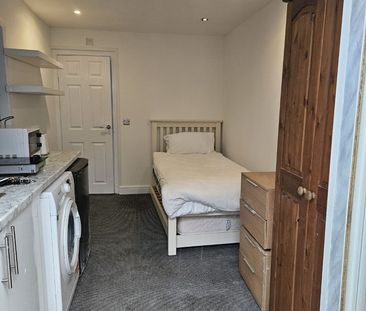 Studio Flat, Colindeep Lane, NW9 - Photo 2