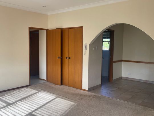 Top-Floor Spacious 2-Bedroom Unit in Prime East Corrimal Location! - Photo 1