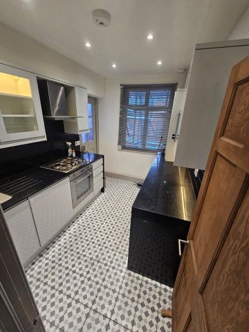 Room in a Shared House, Moira Court, SW17 - Photo 4