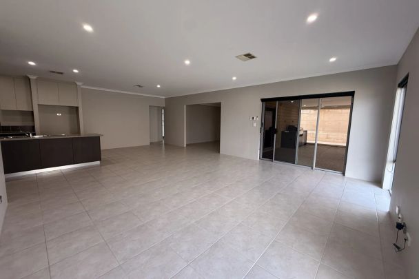 Spacious Coastal Family Living with Side Access - Just 800m to Melros Beach - Photo 1