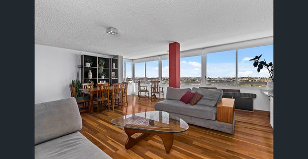 FULLY FURNISHED APARTMENT IN IDEAL HAMILTON LOCATION - Photo 1
