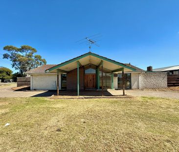 Plenty of Space, Inside and Out - Photo 6