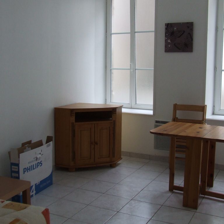 A LOUER - VILLEDIEU CENTRE - studio MEUBLÉ - plain-pied - 22 m² - Photo 1
