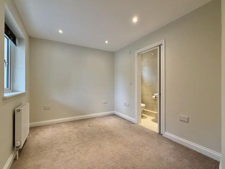 4 bedroom detached house to rent - Photo 3