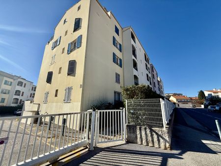 T1 - HYERES - terrasse - résidence sécurisée, calme a proximité centre ville - Photo 5