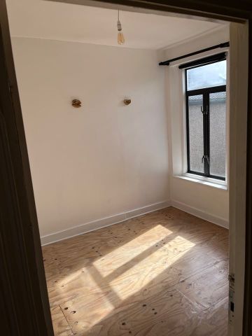 4 Bed Terraced House, York Road, E10 - Photo 2