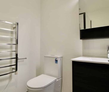 Contemporary 3 bed + 2 bathroom Townhouse - Photo 5