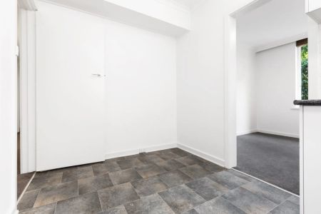 Spacious Two-Bedroom Apartment in Prime Toorak Location - Photo 4
