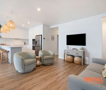 Luxury Beachside Living in a Holiday Location Fully Furnished 4-Bed... - Photo 2