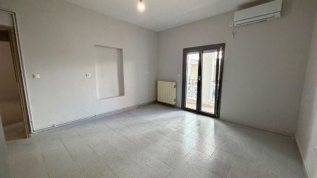 Διαμέρισμα 83 τ.μ., 2 Υπνοδωμάτια, 1 Μπάνιο, Ανακαινισμένο, Διαμπερές και Φωτεινό, € 700, 83 τ.μ. - Photo 2