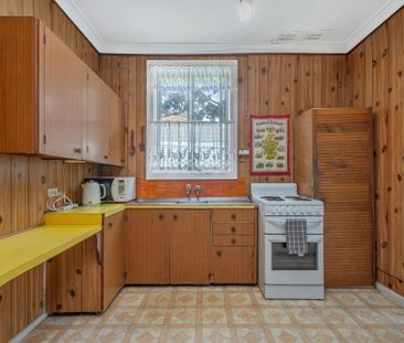 Four Bedroom Home With Original Interiors - Photo 6