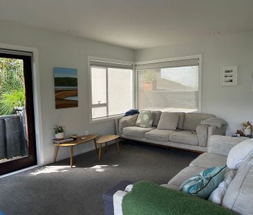 Fully furnished 3 bedroom home, walk to city. - Photo 1