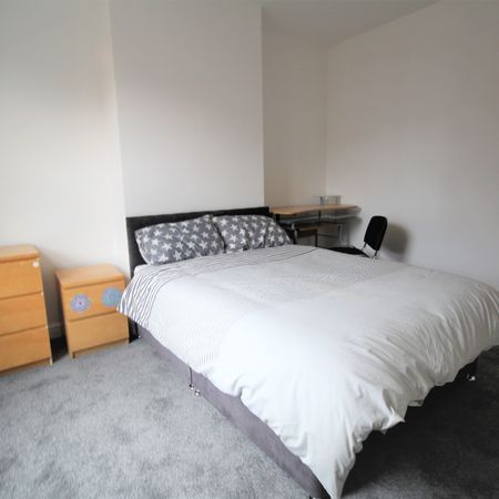 11 Pennington Grove, LS6 2JL, Leeds - Photo 4