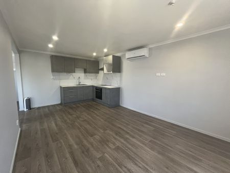 Tidy Upstairs Apartment for Rent - Photo 4