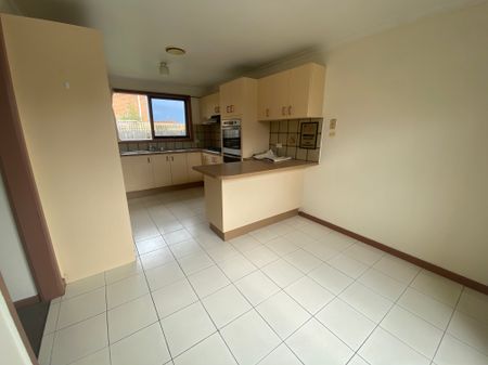REFRESHED THREE BEDROOM TOWNHOUSE - Photo 4