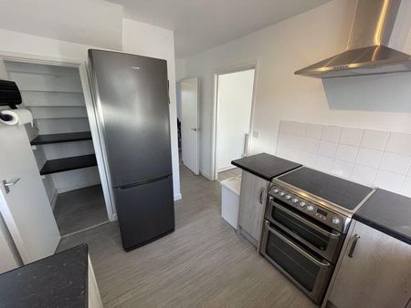 4 bedroom semi-detached house to rent - Photo 5