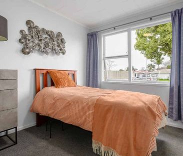 3 Bedroom, 1 Bathroom home - Photo 3