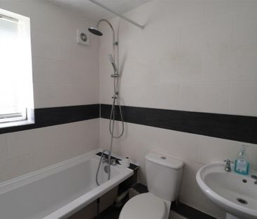 2 BED Flat To rent - Photo 3