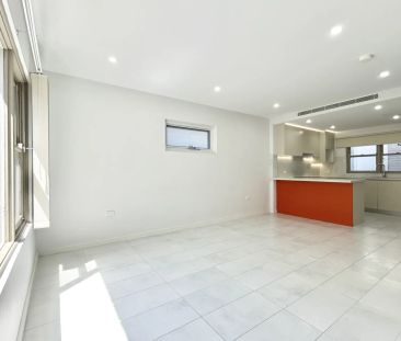 Townhouse-style Apartment with split level. - Photo 2
