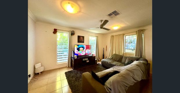 3 BEDROOM PROPERTY, MODERN WITH ENSUITE, WALK TO TOWN CENTRE AND GOLF CLUB! - Photo 1