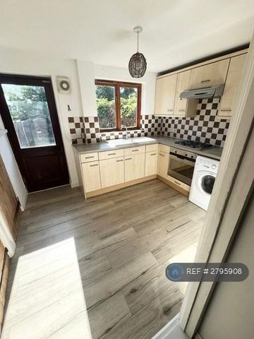 2 bedroom terraced house to rent - Photo 2