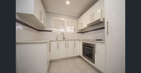Beautifully updated lifestyle apartment set footsteps from amenities - Photo 2
