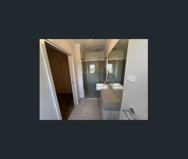 Brand New Family Home in WOLLERT! - Photo 2