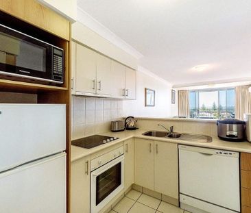 Fully Furnished - Spacious Apartment with 2 Balconies, Pool, Spa, S... - Photo 1