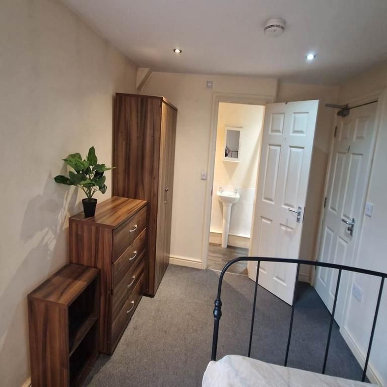 1 bedroom in a house share to rent - Photo 1