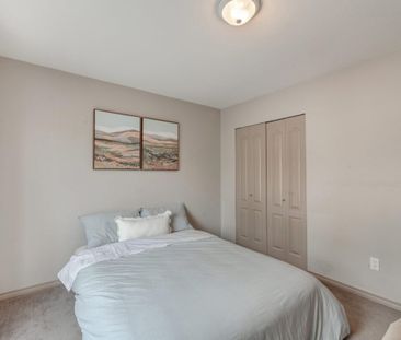 Bright & Spacious Townhome - Photo 6