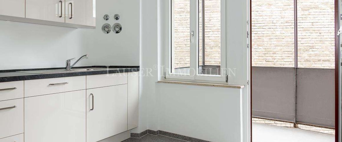 Attraktive Drei-Zimmer-Altbauwohnung mit Balkon in kernsaniertem Haus - Photo 1