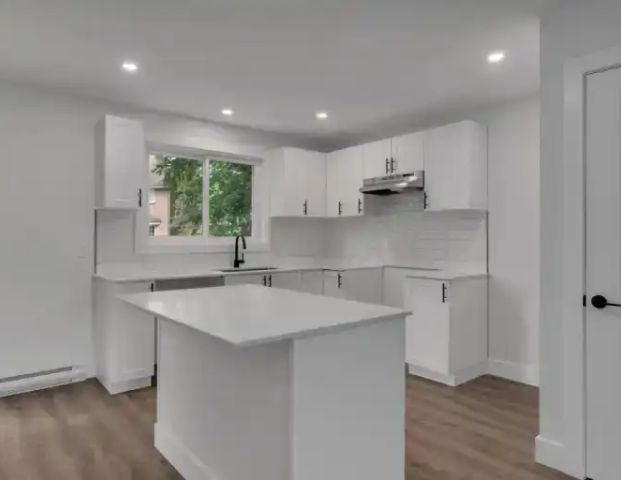 Modern comfort and convenience for professionals in Kingston’s west end. | 823 Woodbine Road, Kingston - Photo 1
