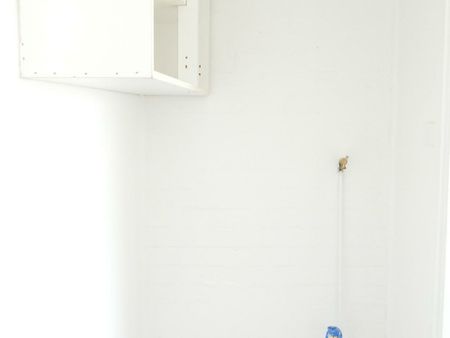 Spacious one bedroom studio with water included in rent! - Photo 4