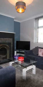 Large double room in shared house in Morley - available soon! - Photo 3