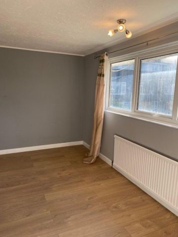 2 bedroom end of terrace house to rent - Photo 4