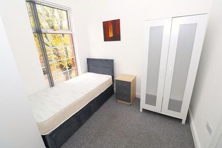 1 bedroom in a house share to rent - Photo 2