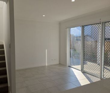 ***BRAND NEW*** 4 BEDROOM TOWNHOUSE AVAILABLE NOW - Photo 2