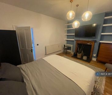 1 bedroom in a flat share to rent - Photo 2