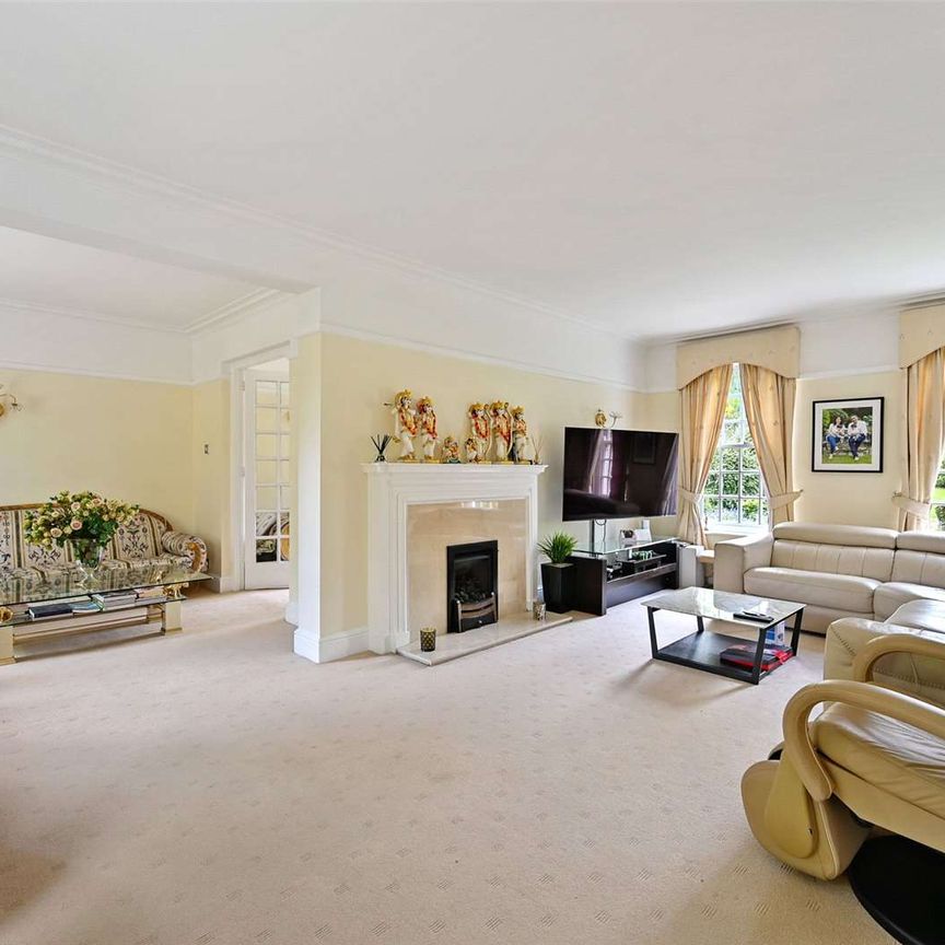 This spacious six be droom family home is neutrally decorated throughout and located in the sought after Moor Park private estate. - Photo 1