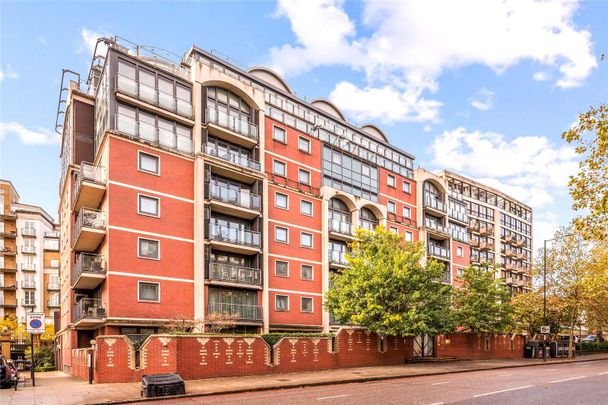 This excellent lateral flat overlooking Regents Park offers a wonderful family home. - Photo 1