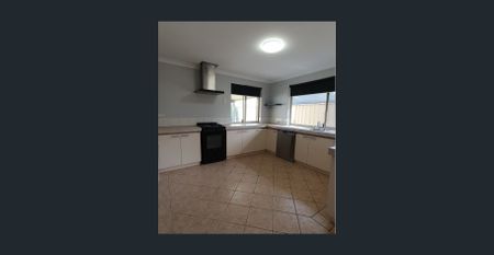 4X1 FAMILY HOME WITH SOLAR PANELS & POWERED SHED! - Photo 5