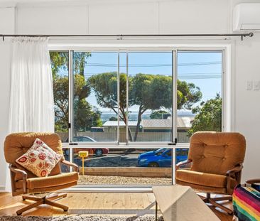 Inviting three bedroom home in elevated position with sweeping views. - Photo 2