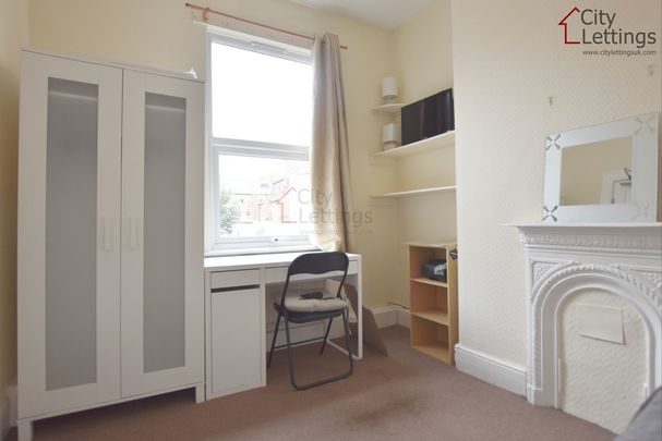 4 Bedroom Mid Terraced House - Photo 1