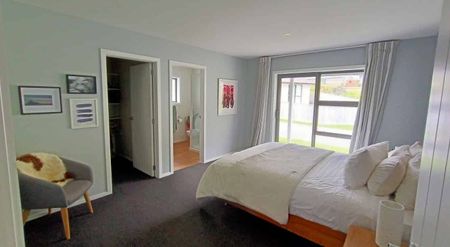 Charming 3BR Home in Whitby, Porirua - Photo 3