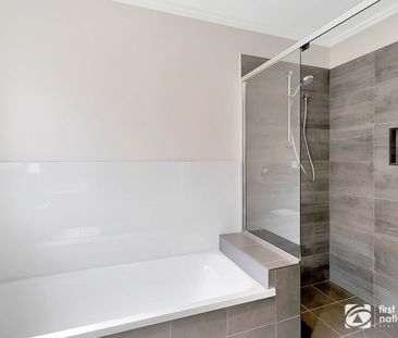 This townhouse is all about lifestyle - Photo 2