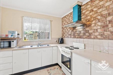 TWO BEDROOMS TOWNHOUSE WITH VINLY FLOOR AND AIR CONDITION - Photo 3