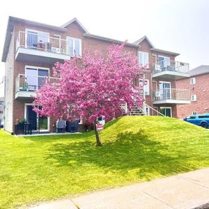 SUPERBE appartement style CONDO récent, grand 4 1/2 (1005 p.c.), dans un environnement paisible et très recherché, à seulement 9 ms de Québec. - Photo 2