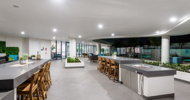 Luxurious, Secure Apartment in Prestigious Location w/ Stunning Views & High Quality Fittings! - Photo 1