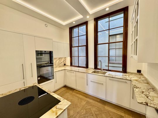 Superb renovated apartment in the heart of the old town - Photo 1